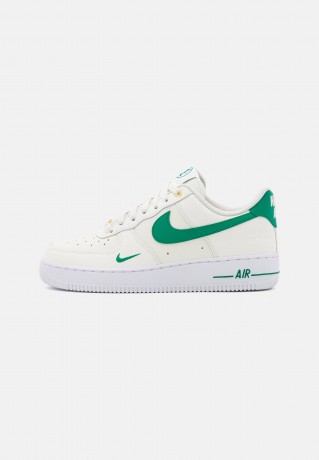 Nike Sportswear WMNS AIR FORCE 1 07 SE XCAT Sneaker low sail/malachite/white/gold WMNS AIR FORCE 1 07 SE XCAT Низкие кроссовки женские парус/малахит/белый/золото