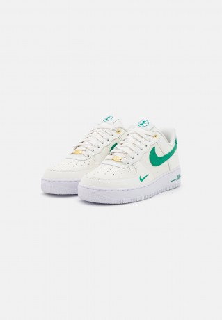 Nike Sportswear WMNS AIR FORCE 1 07 SE XCAT Sneaker low sail/malachite/white/gold WMNS AIR FORCE 1 07 SE XCAT Низкие кроссовки женские парус/малахит/белый/золото