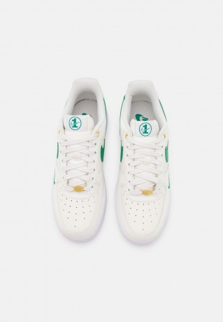 Nike Sportswear WMNS AIR FORCE 1 07 SE XCAT Sneaker low sail/malachite/white/gold WMNS AIR FORCE 1 07 SE XCAT Низкие кроссовки женские парус/малахит/белый/золото