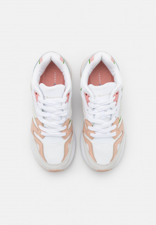 Tommy Hilfiger MODERN PREP RUNNER Trainers white MODERN PREP RUNNER Кроссовки белый