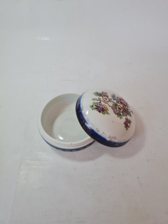 Шкатулка винтажная, бело-голубой фарфор с красочным цветочным декором и позолоченным узором, 12 x 7,5 см, Германия, 1960-70гг.