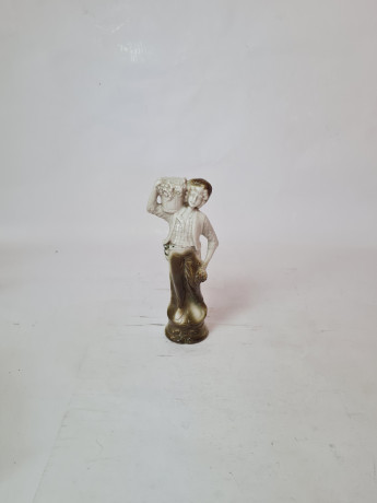 Статуэтка винтажная, бело-зеленый фарфор "Мальчик с ведром винограда", 17 x 7 см, Германия, 1960-70гг.