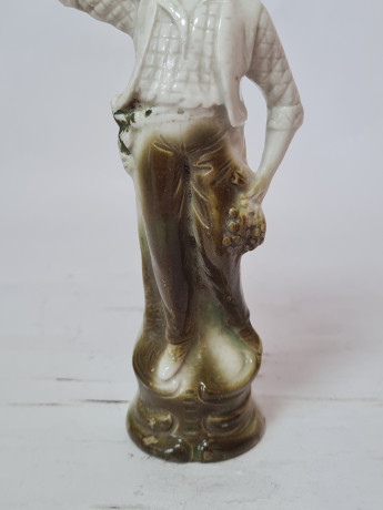 Статуэтка винтажная, бело-зеленый фарфор "Мальчик с ведром винограда", 17 x 7 см, Германия, 1960-70гг.