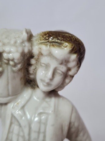 Статуэтка винтажная, бело-зеленый фарфор "Мальчик с ведром винограда", 17 x 7 см, Германия, 1960-70гг.