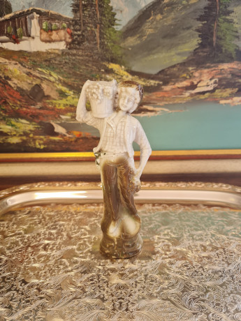 Статуэтка винтажная, бело-зеленый фарфор "Мальчик с ведром винограда", 17 x 7 см, Германия, 1960-70гг.