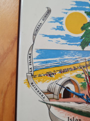 Картина в деревянной раме винтажная, белая керамика с красочным изображением Канарских островов, 21 x 26 см, Испания, 1960-70гг.