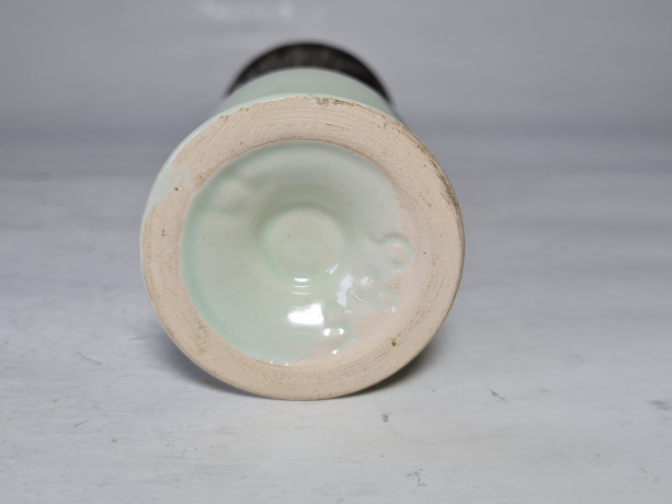 Ваза винтажная Saaleburg Im Stil, светло-зеленая с позолотой и изображением г. Эдертальсперре, 11 x 4,5 см, Германия, 1960-70гг.