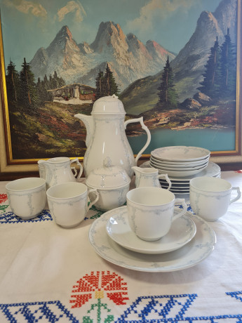 Kaiser, Rokokoform Dubarry Midinette Чайный набор: чайник, сахарница, 2 молочника, 5 чашек, 6 блюдец, 6 тарелок, белый фарфор с нежно-голубым рисунком, Германия, 1960-70гг.