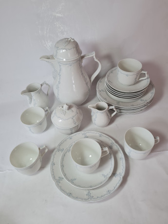 Kaiser, Rokokoform Dubarry Midinette Чайный набор: чайник, сахарница, 2 молочника, 5 чашек, 6 блюдец, 6 тарелок, белый фарфор с нежно-голубым рисунком, Германия, 1960-70гг.