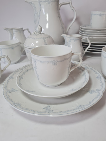 Kaiser, Rokokoform Dubarry Midinette Чайный набор: чайник, сахарница, 2 молочника, 5 чашек, 6 блюдец, 6 тарелок, белый фарфор с нежно-голубым рисунком, Германия, 1960-70гг.