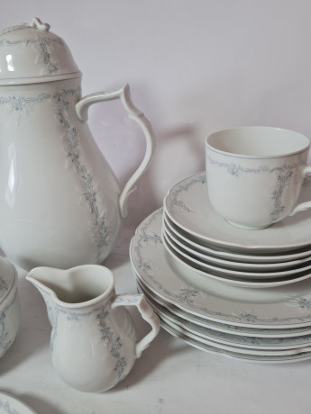 Kaiser, Rokokoform Dubarry Midinette Чайный набор: чайник, сахарница, 2 молочника, 5 чашек, 6 блюдец, 6 тарелок, белый фарфор с нежно-голубым рисунком, Германия, 1960-70гг.