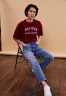 Tommy Hilfiger TOMMY HILFIGER X SHAWN MENDES GRAPHIC CROPPED TEE  Print T-shirt rouge УКОРОЧЕННАЯ ФУТБОЛКА TOMMY HILFIGER X SHAWN MENDES GRAPHIC Футболка с принтом румяна