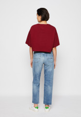 Tommy Hilfiger TOMMY HILFIGER X SHAWN MENDES GRAPHIC CROPPED TEE  Print T-shirt rouge УКОРОЧЕННАЯ ФУТБОЛКА TOMMY HILFIGER X SHAWN MENDES GRAPHIC Футболка с принтом румяна