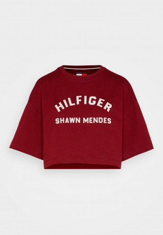Tommy Hilfiger TOMMY HILFIGER X SHAWN MENDES GRAPHIC CROPPED TEE  Print T-shirt rouge УКОРОЧЕННАЯ ФУТБОЛКА TOMMY HILFIGER X SHAWN MENDES GRAPHIC Футболка с принтом румяна