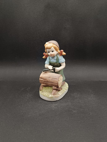 Статуэтка винтажная Im Stil Goebel "Девочка с пилой", фарфор, 13 х 9см, Германия, 1960-70гг.