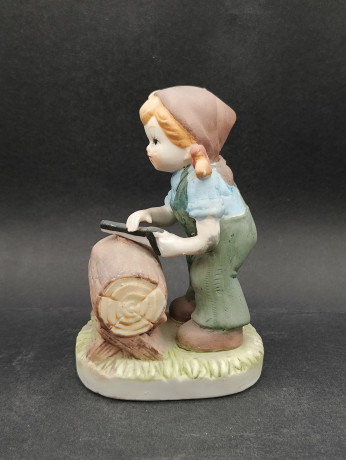 Статуэтка винтажная Im Stil Goebel "Девочка с пилой", фарфор, 13 х 9см, Германия, 1960-70гг.