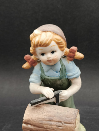 Статуэтка винтажная Im Stil Goebel "Девочка с пилой", фарфор, 13 х 9см, Германия, 1960-70гг.