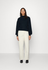 Tommy Hilfiger TAPERED PANT Chinos ecru ЗАУЖЕННЫЕ БРЮКИ Брюки чинос экрю