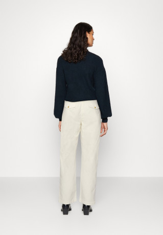 Tommy Hilfiger TAPERED PANT Chinos ecru ЗАУЖЕННЫЕ БРЮКИ Брюки чинос экрю