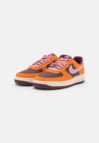Nike Sportswear WMNS AIR FORCE 1 07 ESO Sneaker low magma orange/elemental pink/burgundy crush/pearl white WMNS AIR FORCE 1 07 ESO Низкие кроссовки женские Оранжевая магма/розовый элемент/бордовый сокрушительный/жемчужно-белый