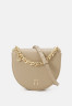 Tommy Hilfiger CHIC SADDLE BAG Across body bag beige CHIC SADDLE BAG Сумка через плечо бежевый