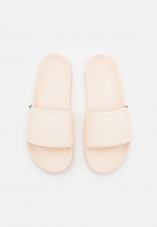 Tommy Hilfiger FEMININE SEASONAL SLIDE Mules sugarcane ЖЕНСКИЕ СЕЗОННЫЕ СЛАЙДЫ Мюли сахарный тростник