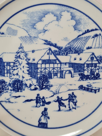 Сервировочная тарелка винтажная Hutschenreuther в бело-синих тонах "Зимний день", 20 x 2,5 см, Германия, 1960-70гг.