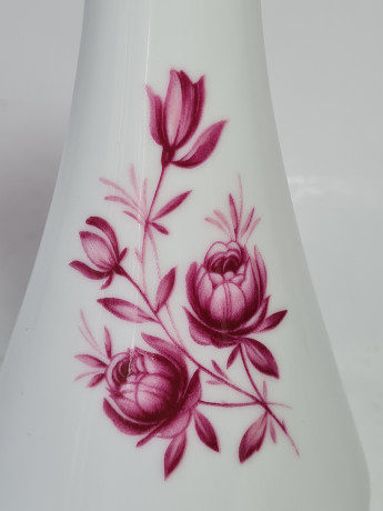 Ваза винтажная Royal KPM Bavaria, белый фарфор "Красные розы", 19 x 8 см / 3 см, Германия, 1960-70гг.