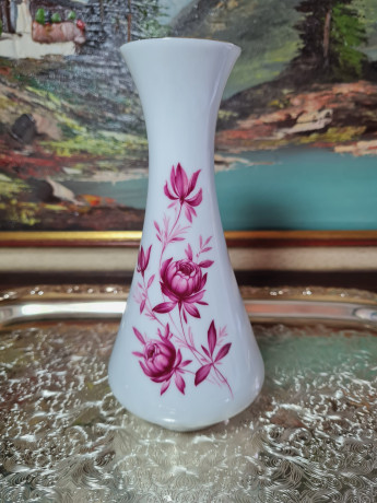 Ваза винтажная Royal KPM Bavaria, белый фарфор "Красные розы", 19 x 8 см / 3 см, Германия, 1960-70гг.