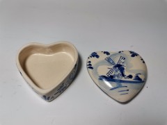 Шкатулка винтажная с амулетом Delft / K&amp;S, фарфор, 8 х 8 см, амулет с цепочкой, Нидерланды, 1970 год.