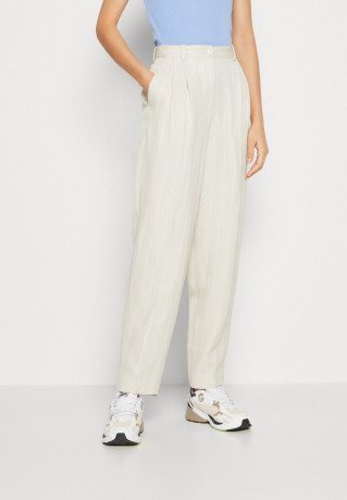 Tommy Hilfiger TAPERED PANT Trousers weathered white ЗАЖИМНЫЕ БРЮКИ Брюки выветрившийся белый