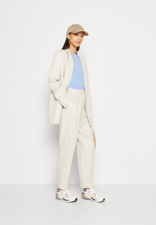 Tommy Hilfiger TAPERED PANT Trousers weathered white ЗАЖИМНЫЕ БРЮКИ Брюки выветрившийся белый