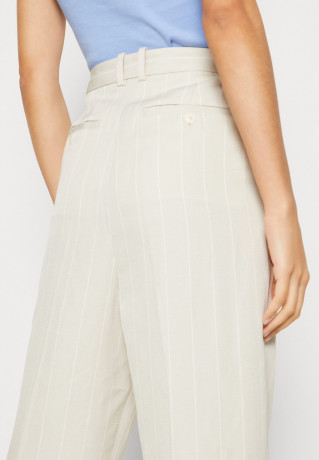 Tommy Hilfiger TAPERED PANT Trousers weathered white ЗАЖИМНЫЕ БРЮКИ Брюки выветрившийся белый