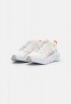 Nike Sportswear CRATER IMPACT Sneaker low summit white/grey fog/platinum tint/photon dust/white/hyper crimson CRATER IMPACT кроссовки женские низкие вершина белая/серый туман/платиновый оттенок/фотонная пыль/белый/гипермалиновый
