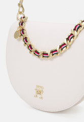 Tommy Hilfiger CHIC SADDLE BAG Across body bag weathered white CHIC SADDLE BAG Сумка через плечо выветрившийся белый