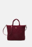Tommy Hilfiger IDOL TOTE MONO Tote bag rouge IDOL TOTE MONO Сумка-тоут румяна