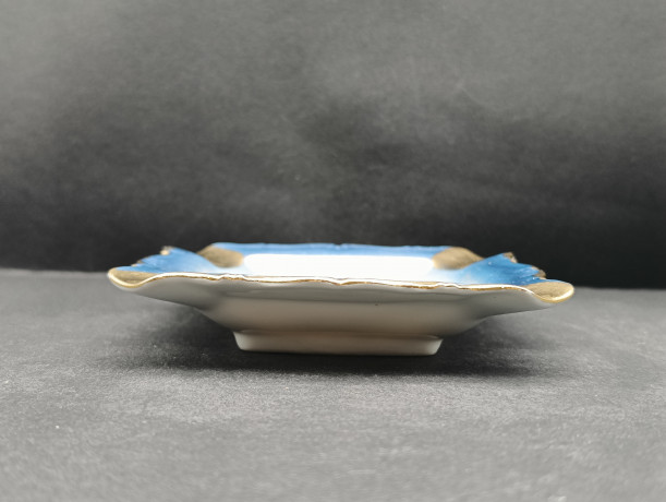 Пепельница винтажная Arzberg Bavaria "Шварцвальд" с изображением гуляющей в лесу пары, фарфор, 11 х 2 см, Германия, 1970-80гг.