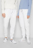 Tommy Hilfiger ROUNDALL GRAPHIC SWEATPANT UNISEX Tracksuit bottoms white СПОРТИВНЫЕ БРЮКИ ROUNDALL GRAPHIC UNISEX Спортивные штаны белый