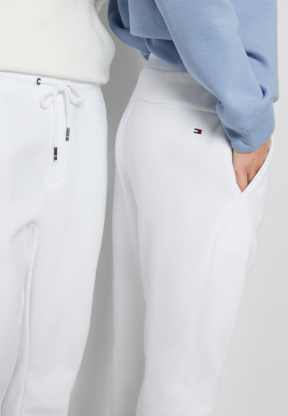 Tommy Hilfiger ROUNDALL GRAPHIC SWEATPANT UNISEX Tracksuit bottoms white СПОРТИВНЫЕ БРЮКИ ROUNDALL GRAPHIC UNISEX Спортивные штаны белый