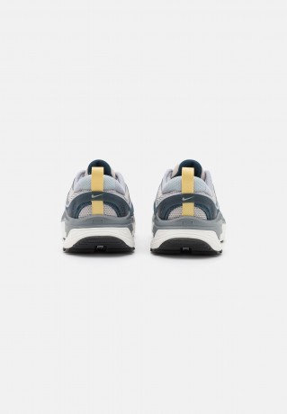 Nike Sportswear W AIR MAX BLISS Sneaker low light iron ore/metallic silver/cool grey/armory navy/wolf grey/lemon wash W AIR MAX BLISS Низкие кроссовки женские светлая железная руда/серебристый металлик/холодный серый/оружейный темно-синий/серый волк/выбел