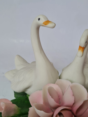 Фигурка винтажная Capodimonte "Два лебедя с цветком", бисквитный фарфор, 17 х 16 см, Италия, 1960-70гг.