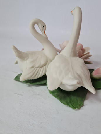 Фигурка винтажная Capodimonte "Два лебедя с цветком", бисквитный фарфор, 17 х 16 см, Италия, 1960-70гг.