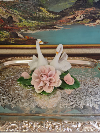 Фигурка винтажная Capodimonte "Два лебедя с цветком", бисквитный фарфор, 17 х 16 см, Италия, 1960-70гг.