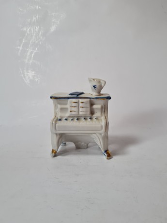 Винтажная фарфоровая фигурка пианино с позолотой в стиле барокко, 8 x 7,5см, Германия, 1960г.