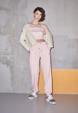 Nike Sportswear DUNK SE ARLM 2 Sneaker low gold/white/silver/university red DUNK SE ARLM 2 Низкие кроссовки женские золотой/белый/серебристый/университетский красный