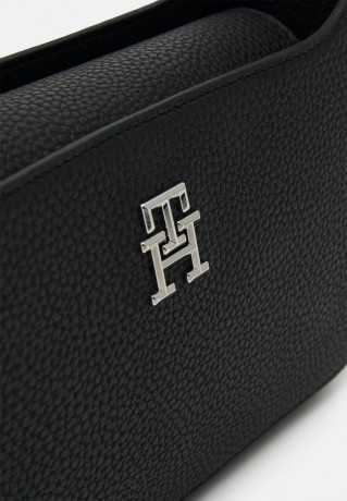 Tommy Hilfiger TH EMBLEM SHOULDER BAG Handbag black СУМКА НА ПЛЕЧО TH EMBLEM Сумка черный