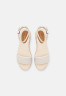 Tommy Hilfiger PLATFORM Platform sandals sugarcane ПЛАТФОРМА Босоножки на платформе сахарный тростник
