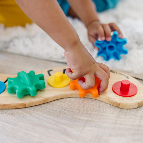 Melissa & Doug Rainbow Caterpillar Gear Toy, Развивающая игрушка шестеренки для детей от 18 месяцев США, 7 деталей, деревянный сортер с вращающимися элементами для моторики и мышления, разноцветный