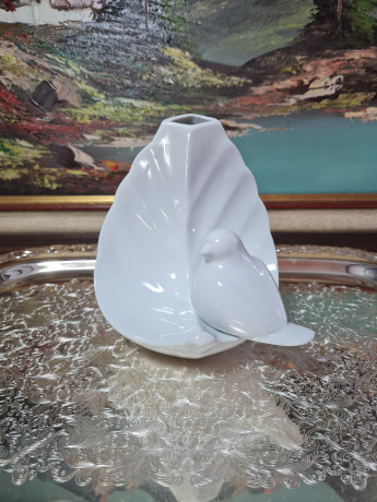 Ваза винтажная Tirschenreuther Bavaria в виде листа и сидящей на нем птички, белый фарфор, 12 x 10 x 14,5 см, Германия, 1960-1970гг.