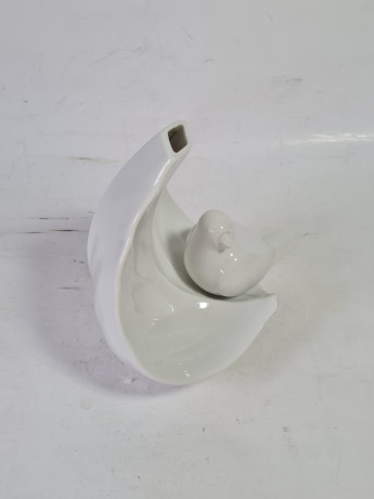 Ваза винтажная Tirschenreuther Bavaria в виде листа и сидящей на нем птички, белый фарфор, 12 x 10 x 14,5 см, Германия, 1960-1970гг.